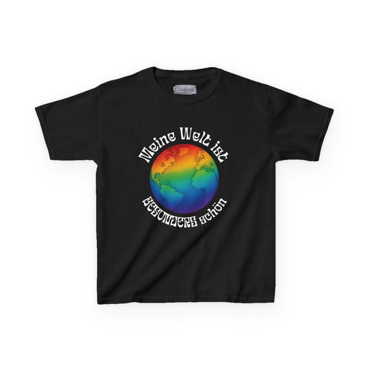 Schwarzes Kinder T-Shirt ‚Meine Welt ist besonders schön‘ 🌍. Bunte Weltkugel als Symbol für Einzigartigkeit, Vielfalt & gelebte Inklusion.