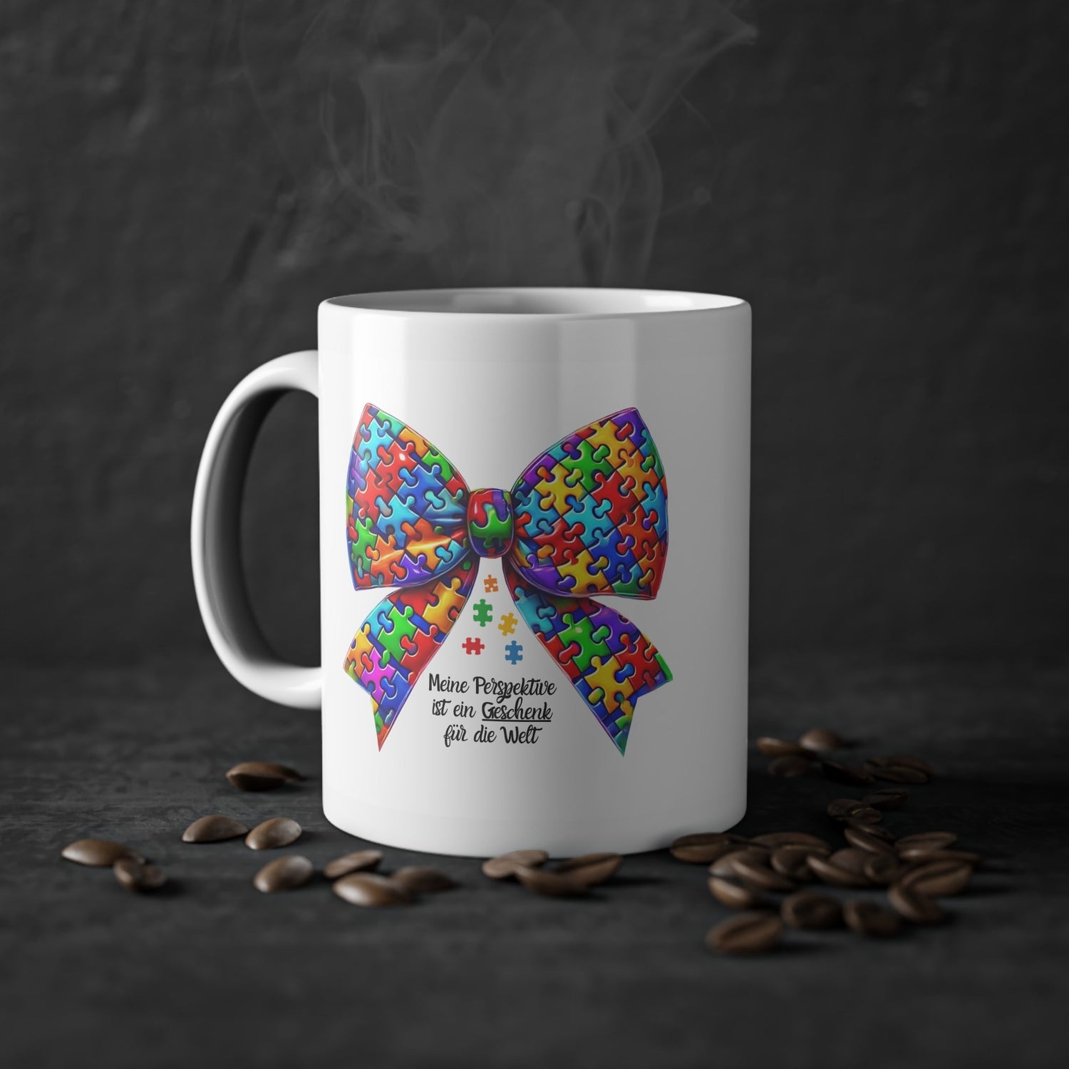 Weiße Keramiktasse mit bunter Puzzle-Schleife in Regenbogenfarben und Schriftzug "Meine Perspektive ist ein Geschenk für die Welt" - Symbol für Inklusion & Vielfalt