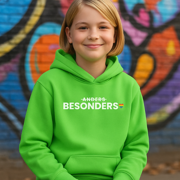 Mädchen trägt grünen Pullover mit dem durchgestrichenen Wort - Anders. Darunter in Großbuchstaben das Wort - Besonders. Ein Statement für Stolz und Selbstliebe