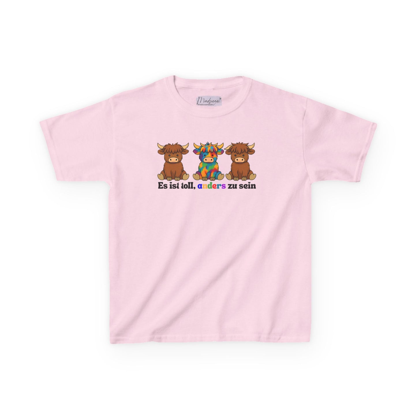 Rosa Kinder T-Shirt ‚Es ist toll, anders zu sein‘. Motiv mit drei Kühen, eine davon farbenfroh. Stärkt Selbstvertrauen & feiert Einzigartigkeit