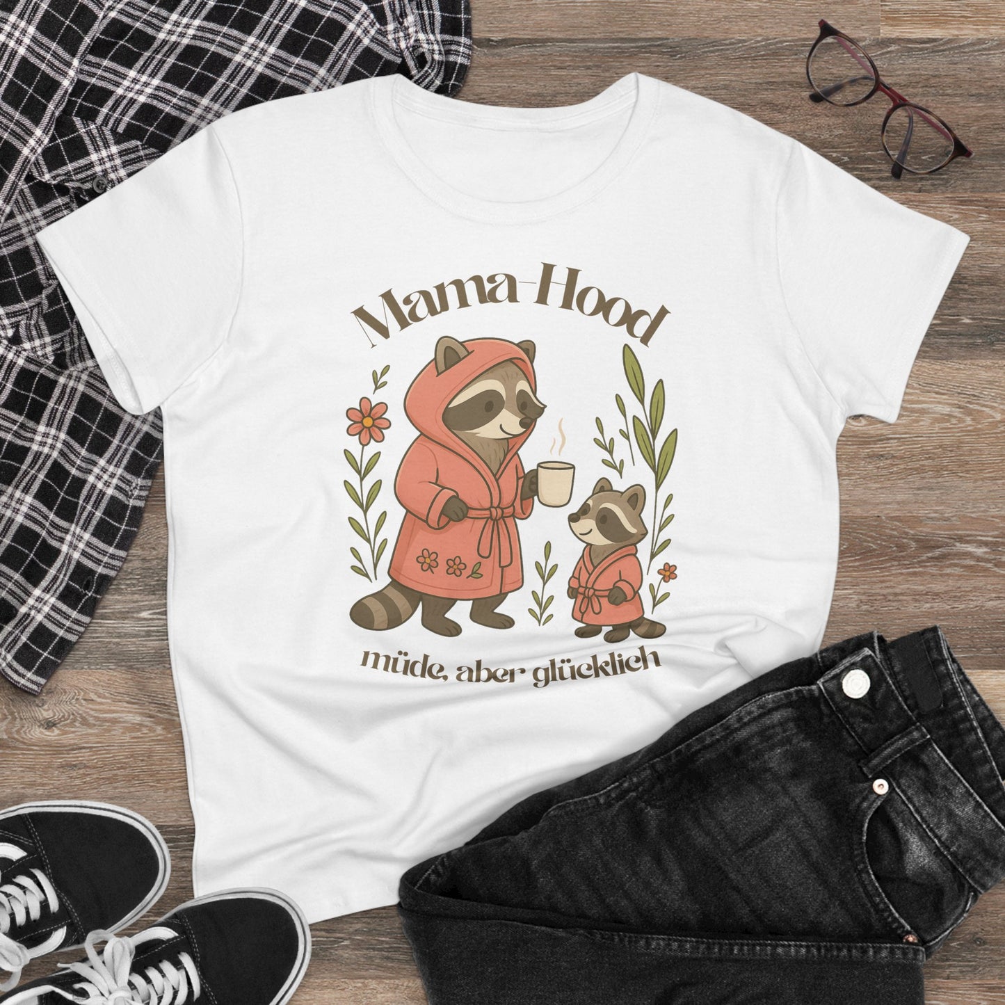 Weißes Mama-T-Shirt mit liebevollem Waschbär-Motiv und Aufdruck „Müde, aber glücklich“. Bequemes Statement-Shirt für Mamas, weich und hochwertig verarbeitet.