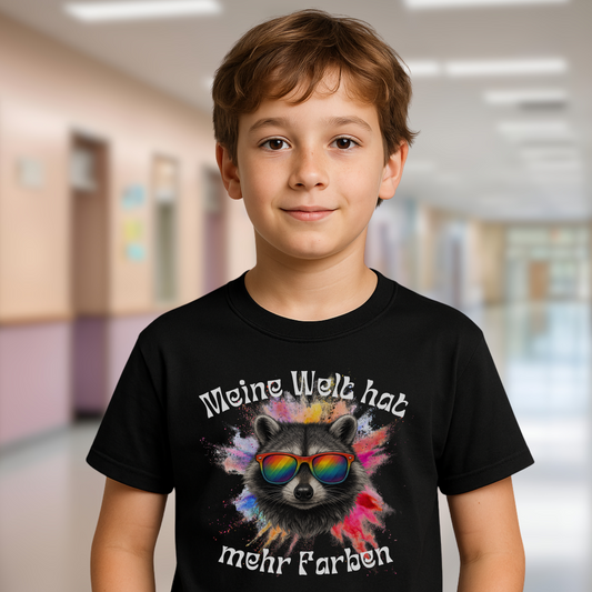 Buntes Kinder T-Shirt mit fröhlichem Waschbär und Regenbogenbrille – liebevolles Statement für Vielfalt & Inklusion