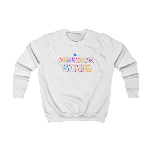 Weißes Kinder & Teenager Sweatshirt ‚Gemeinsam stark‘. Buntes Motiv, fröhliches Statement für Freundschaft, Vielfalt & Einzigartigkeit.