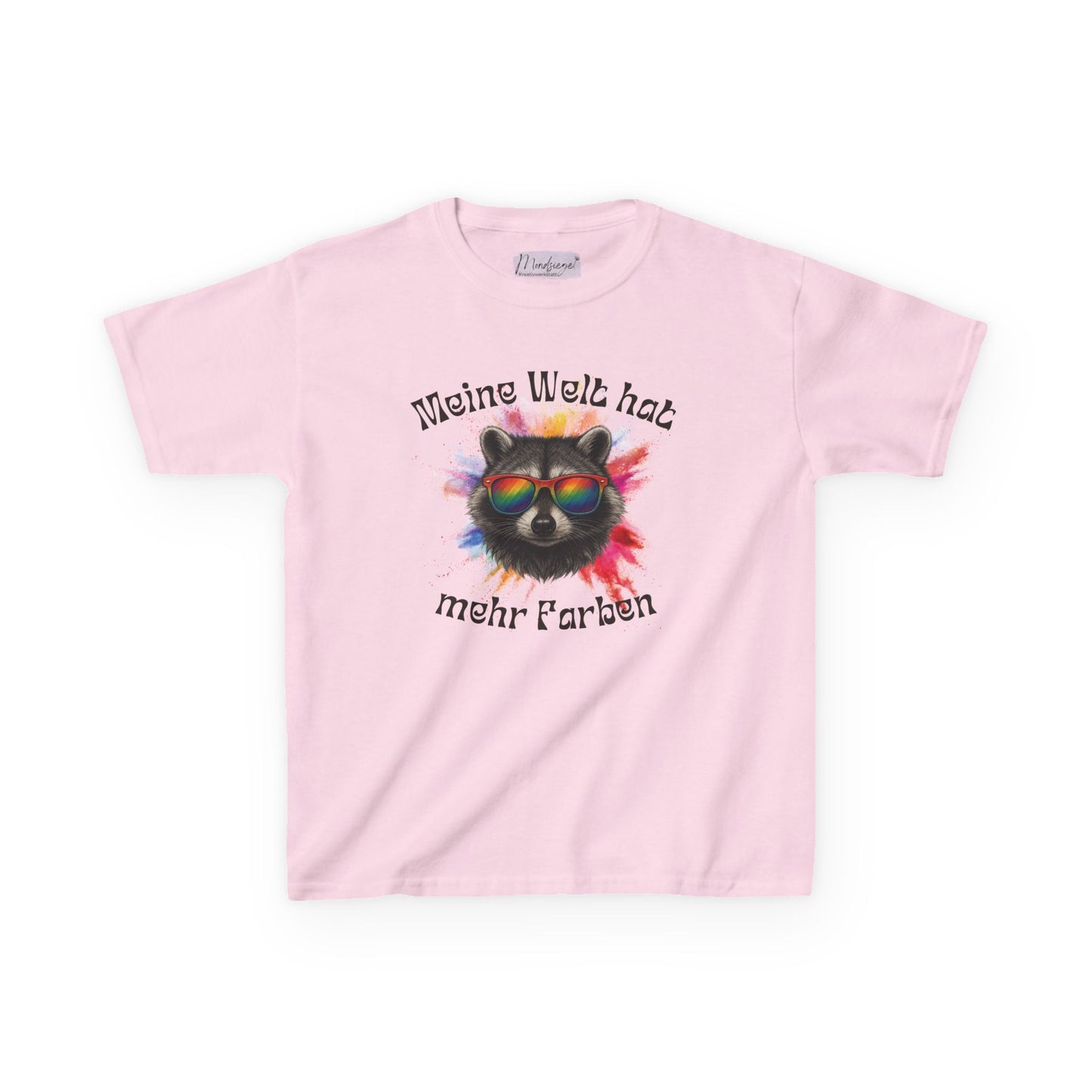 Rosa Kinder T-Shirt ‚Meine Welt hat mehr Farben‘. Motiv mit Regenbogen-Waschbär – liebevolle Botschaft für starke Kinder & Inklusion.