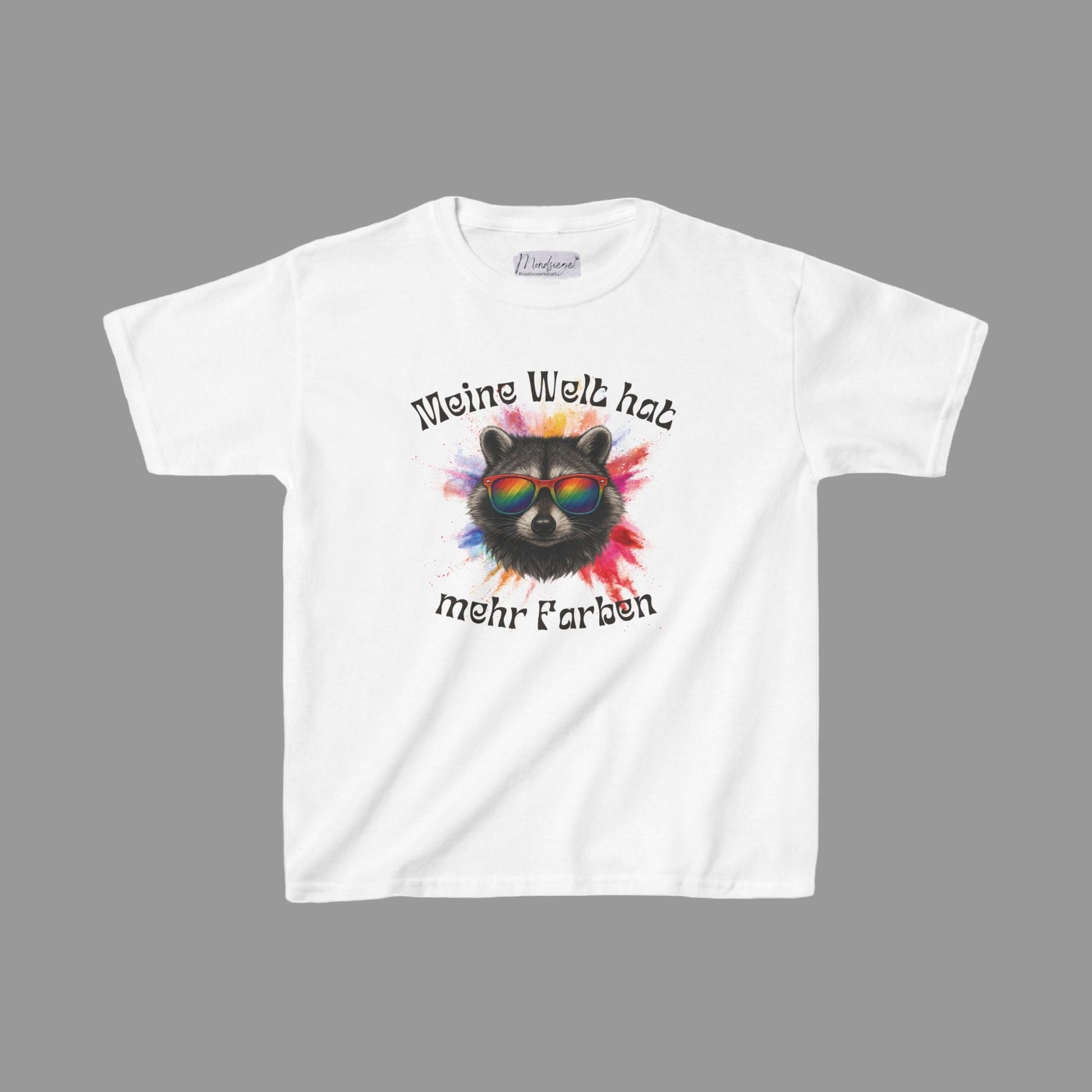 Weißes Kinder T-Shirt ‚Meine Welt hat mehr Farben‘ mit buntem Waschbär. Symbol für Vielfalt, Freude & Mut zum Anderssein.