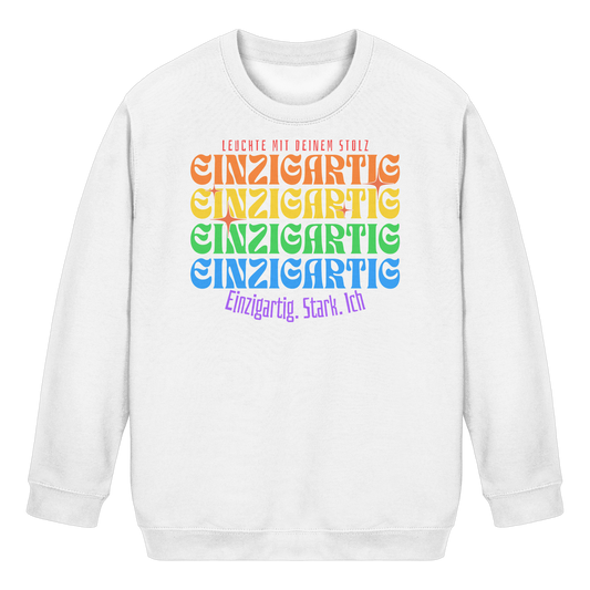 Weißer Kinderpullover mit bunter Regenbogenaufschrift „Einzigartig. Stark. Ich.“ – Statement-Kleidung für Inklusion, Selbstvertrauen und Stolz.