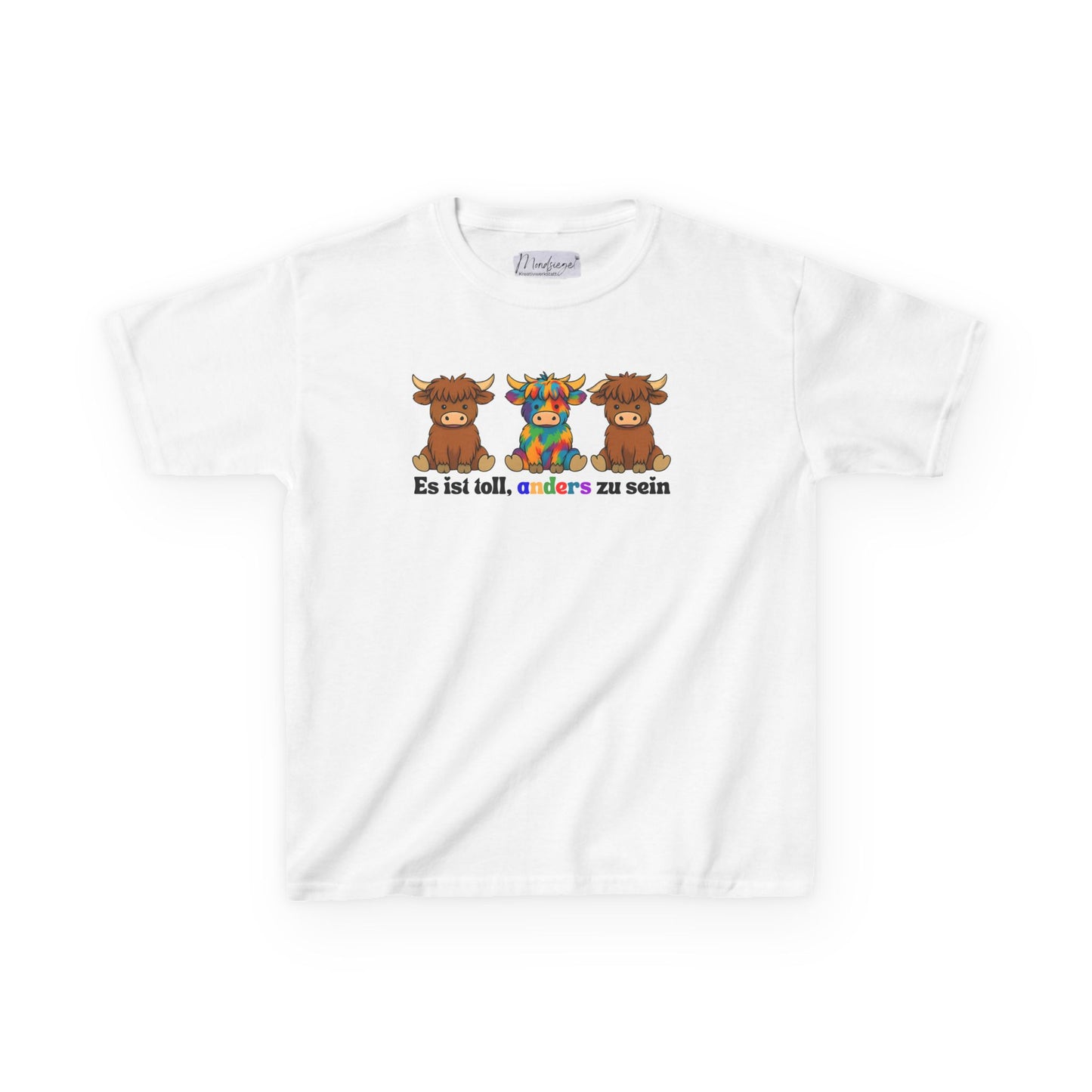 Weißes Kinder T-Shirt ‚Es ist toll, anders zu sein‘. Motiv mit drei Kühen, mittlere bunt gemustert. Buntes Statement für Vielfalt & Inklusion