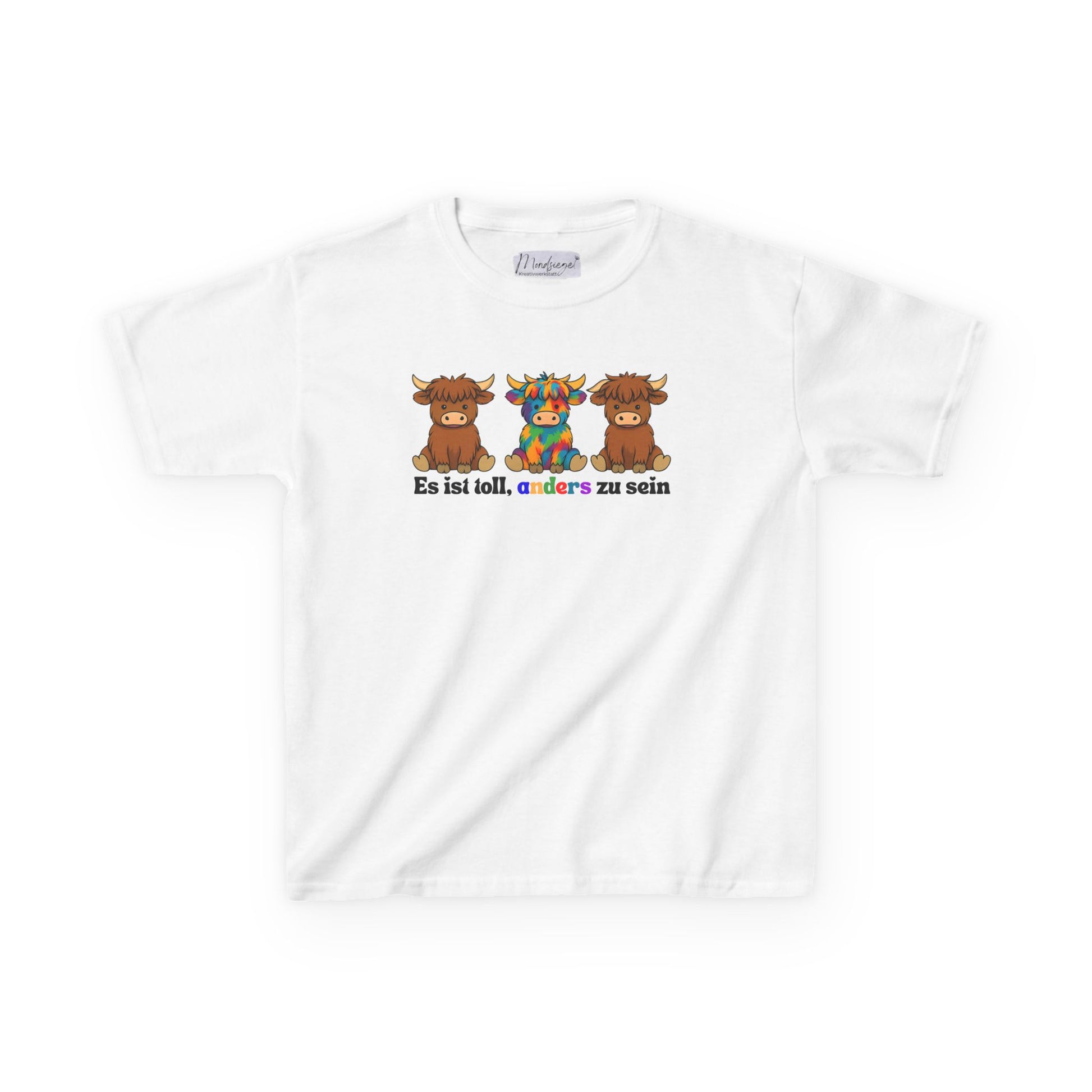 Weißes Kinder T-Shirt ‚Es ist toll, anders zu sein‘. Motiv mit drei Kühen, mittlere bunt gemustert. Buntes Statement für Vielfalt & Inklusion